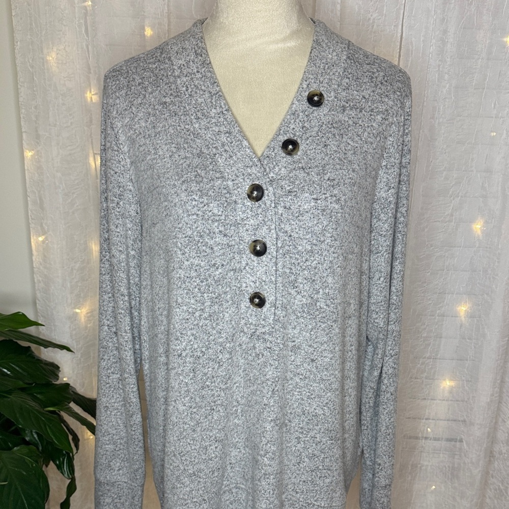 Market & Spruce Light Gray V-Neck Sweater